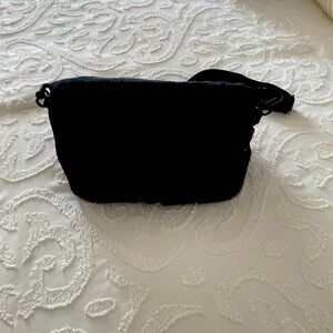 Black Lululemon women’s crossbody